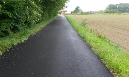 Uomo nudo si masturba in strada