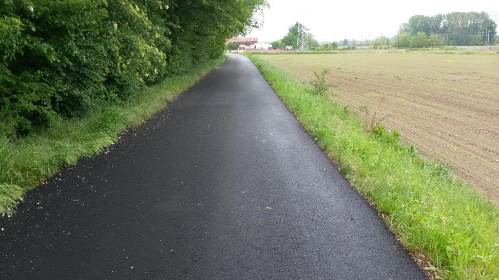 Uomo nudo si masturba in strada