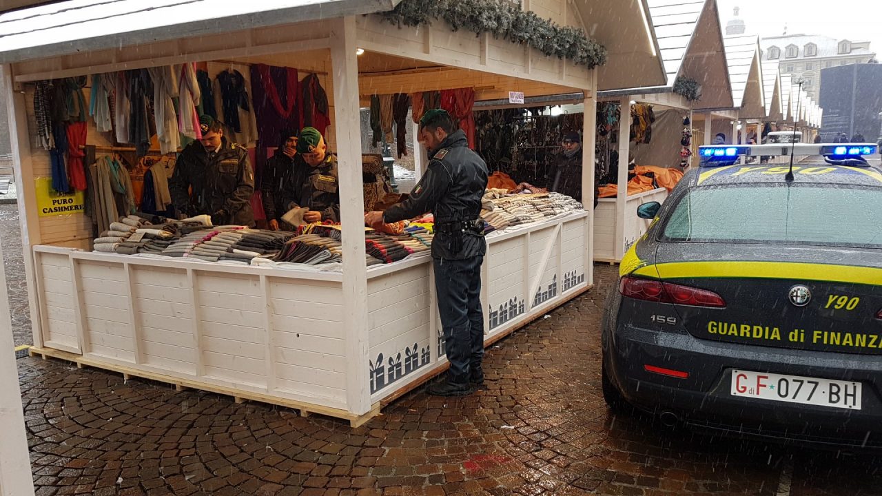 Falso cachemire ai mercatini di Natale IL VIDEO