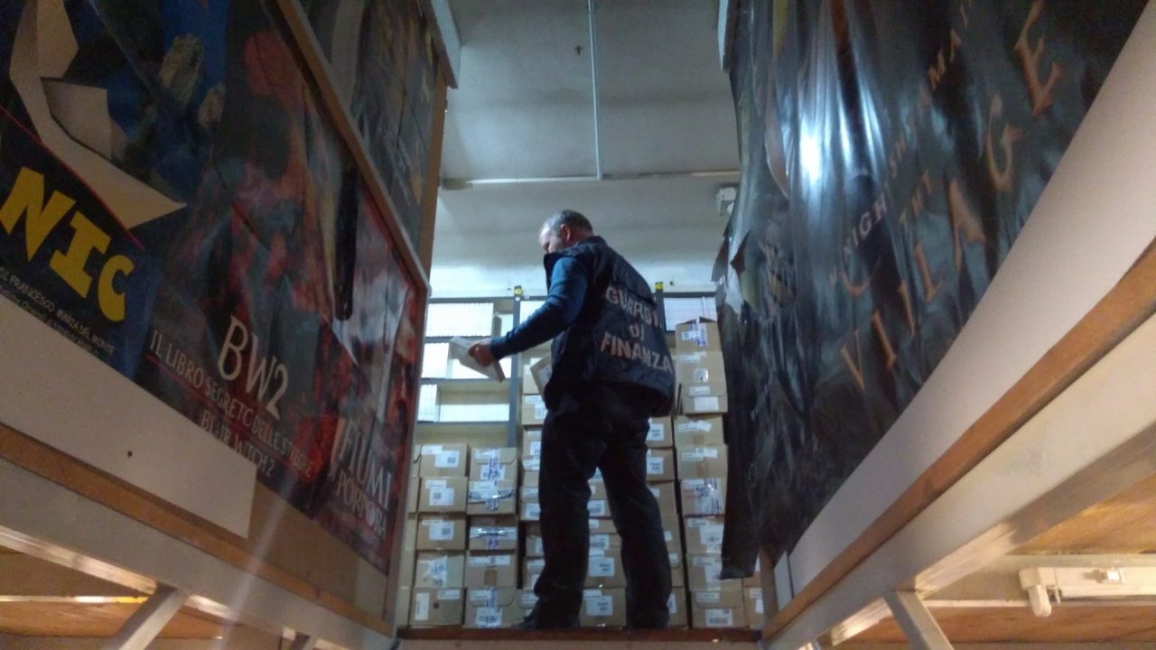 Dvd taroccati scoperti dalla Guardia di Finanza IL VIDEO