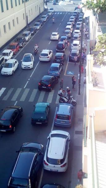 Caos parcheggi l’inciviltà tra gli automobilisti