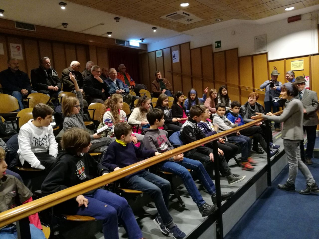 Classe premiata dagli alpini in sala consiliare IL VIDEO