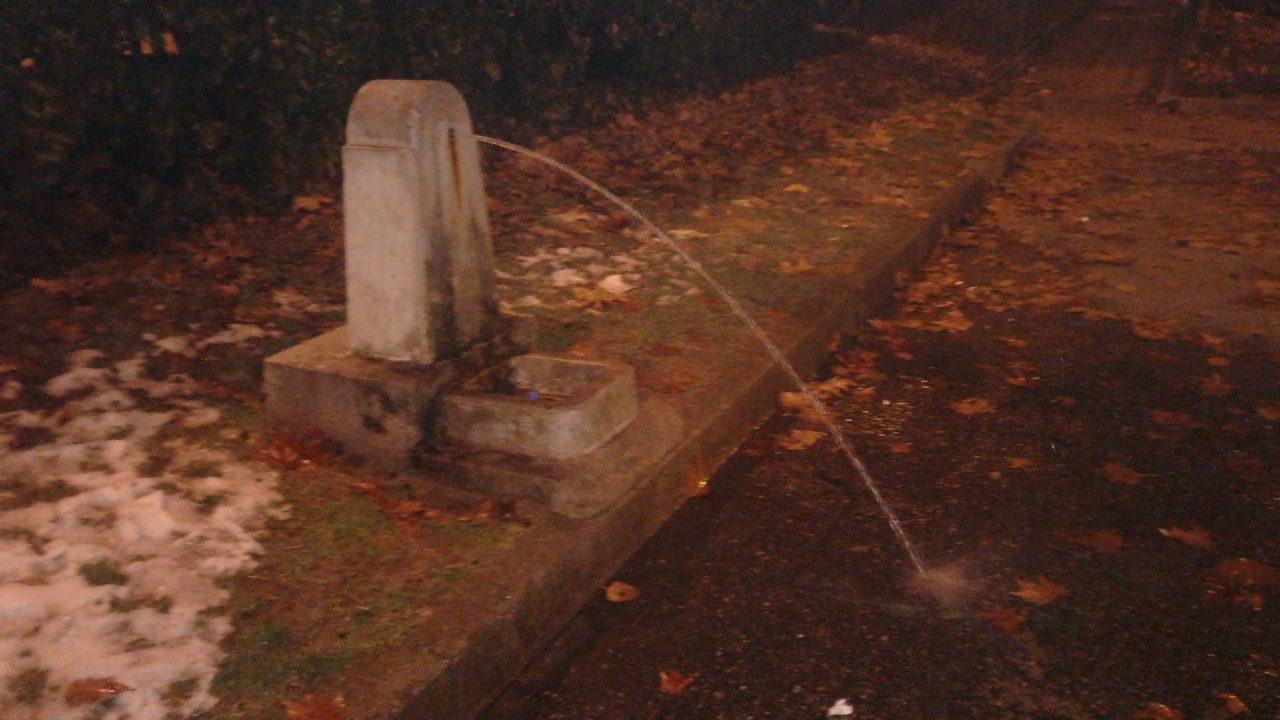 Fontana spara acqua senza sosta