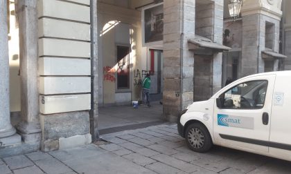 Palazzo Civico vandalizzato dai facinorosi del Fenix LE FOTO