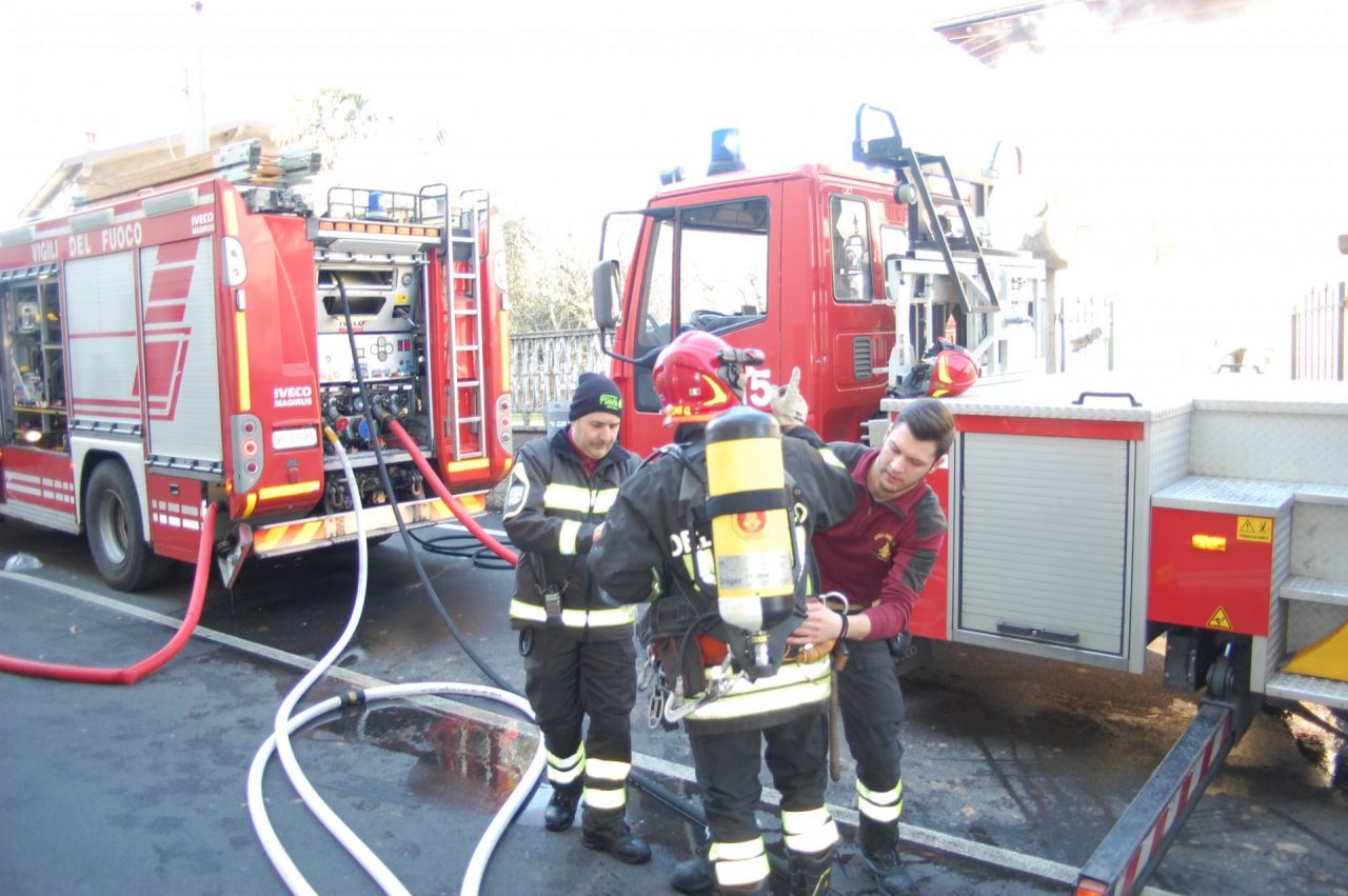 Incendio Tetto vigili del fuoco in azione IL VIDEO