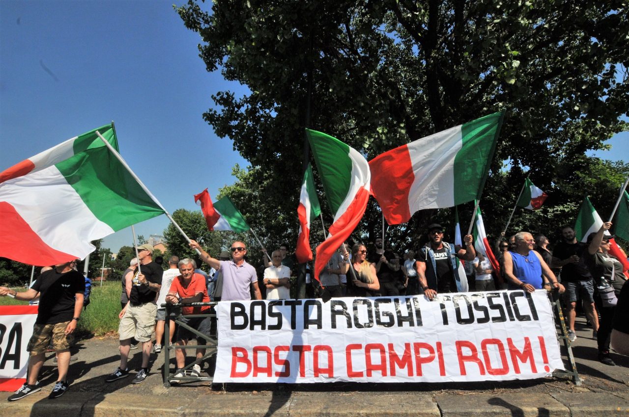 Fumi tossici al campo rom continuano le proteste