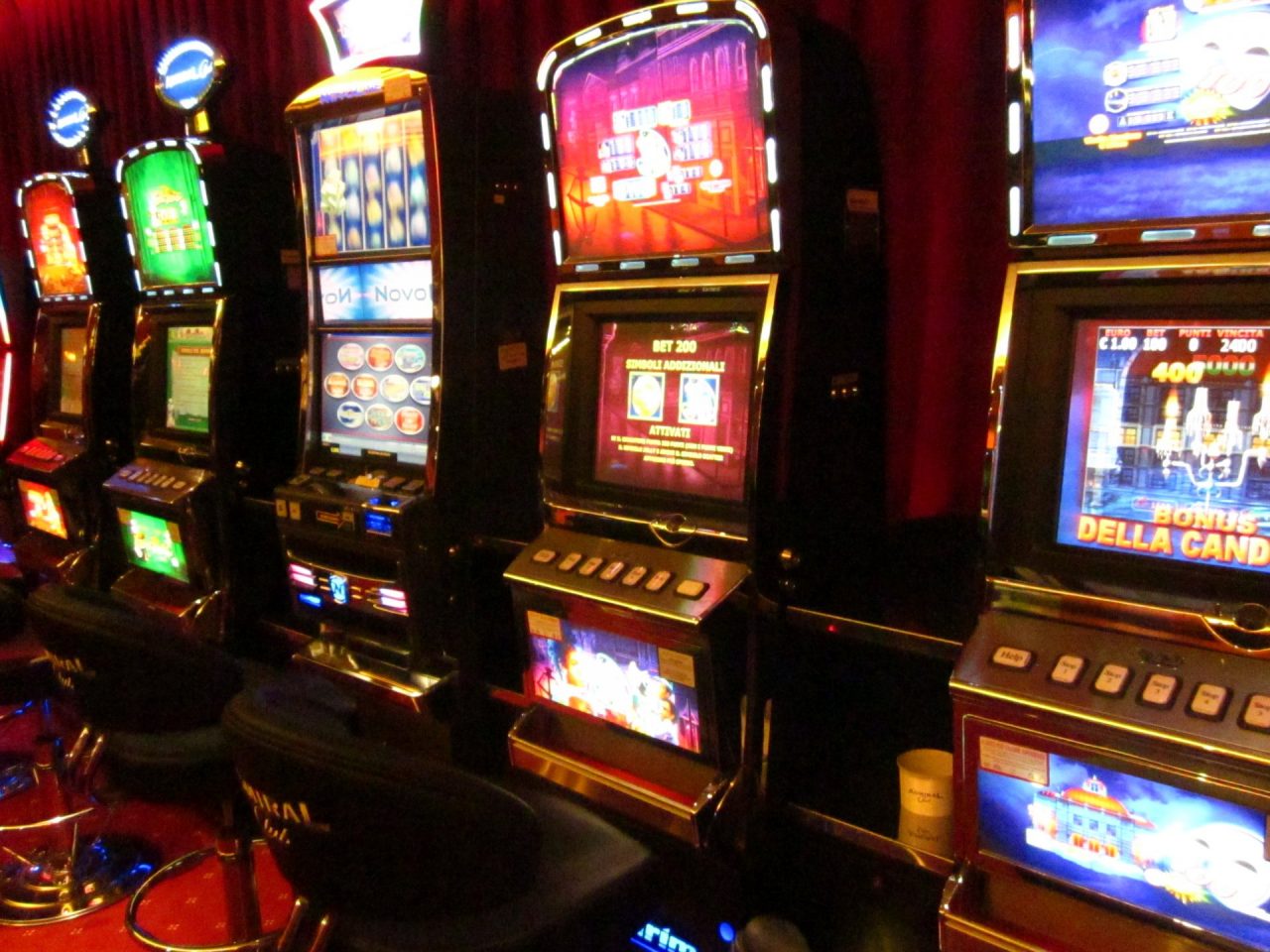Sequestrate sei slot machine in un bar