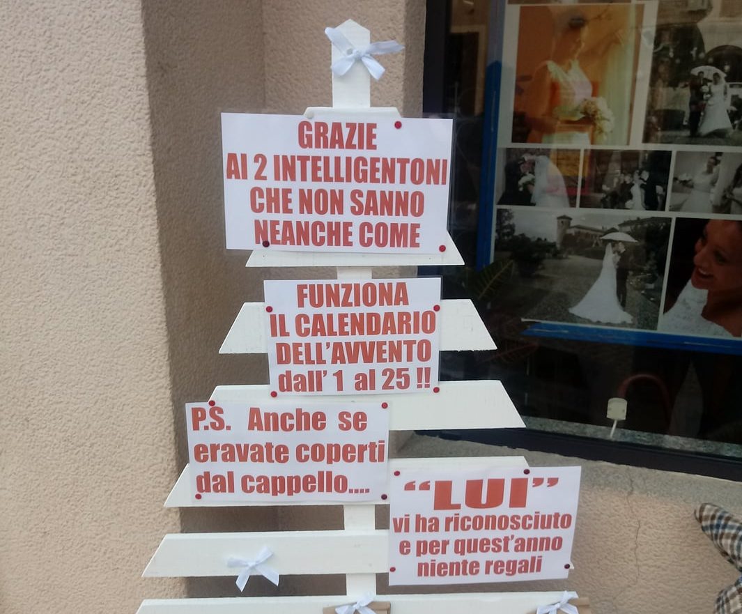 Rubano addobbi di Natale messaggio per i ladri