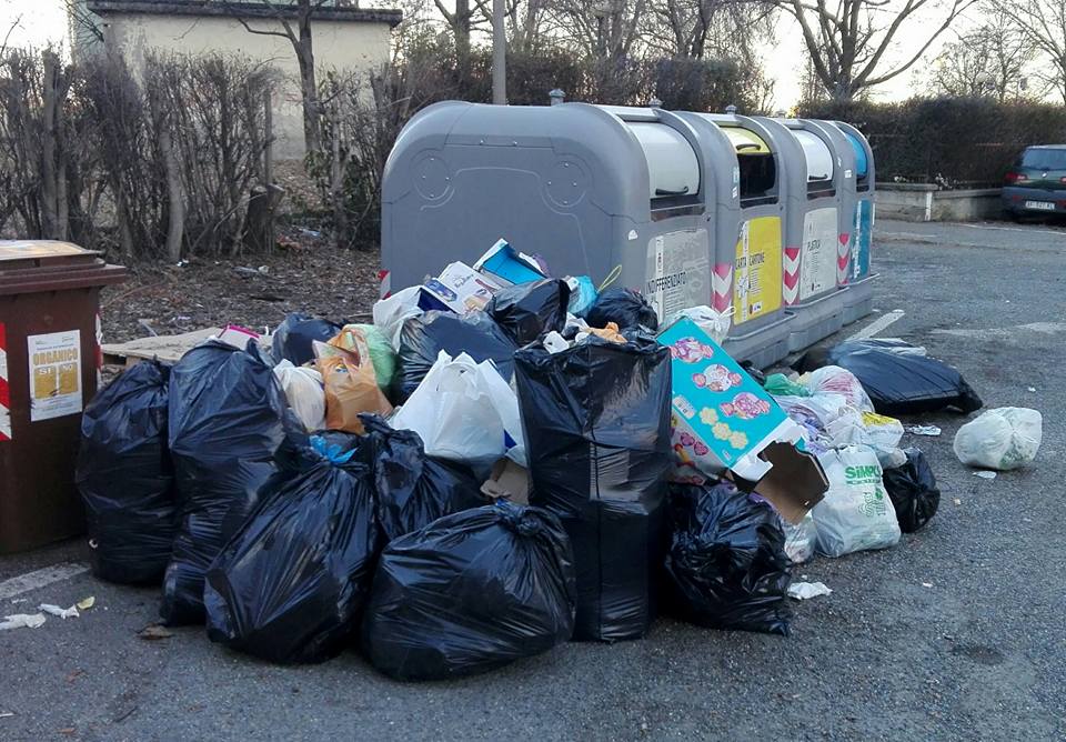 Immondizia in strada nei giorni di festa