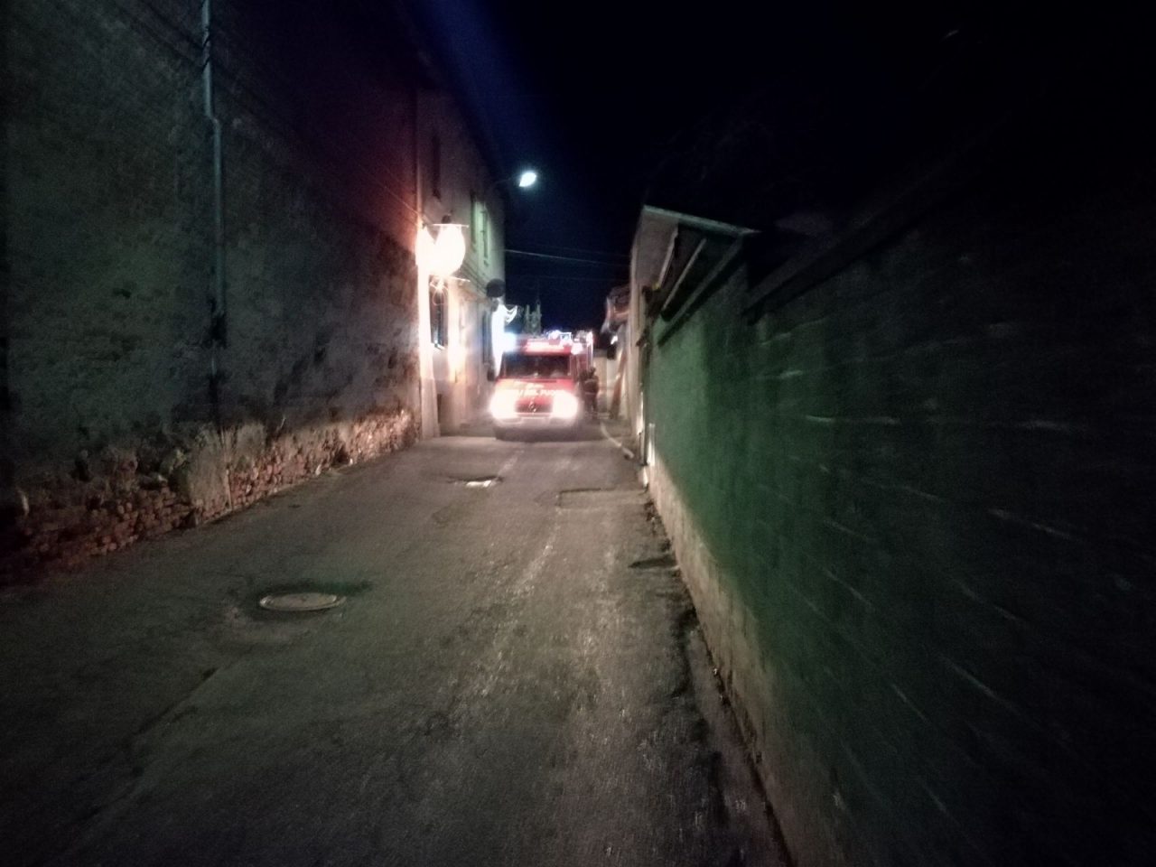 Incendio cascina il tetto distrutto
