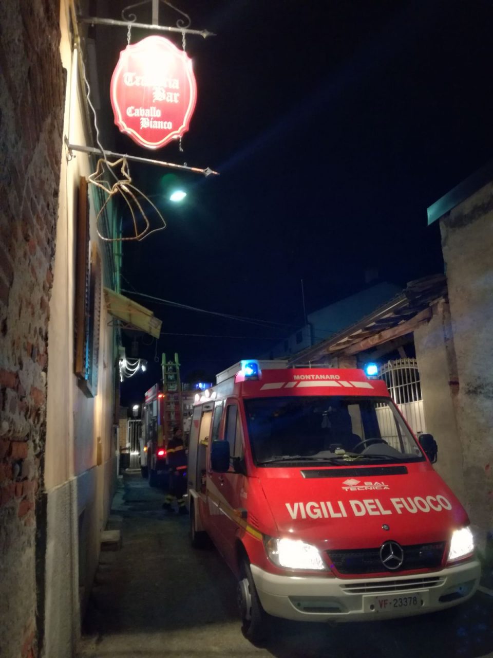 Incendio cascina il tetto distrutto