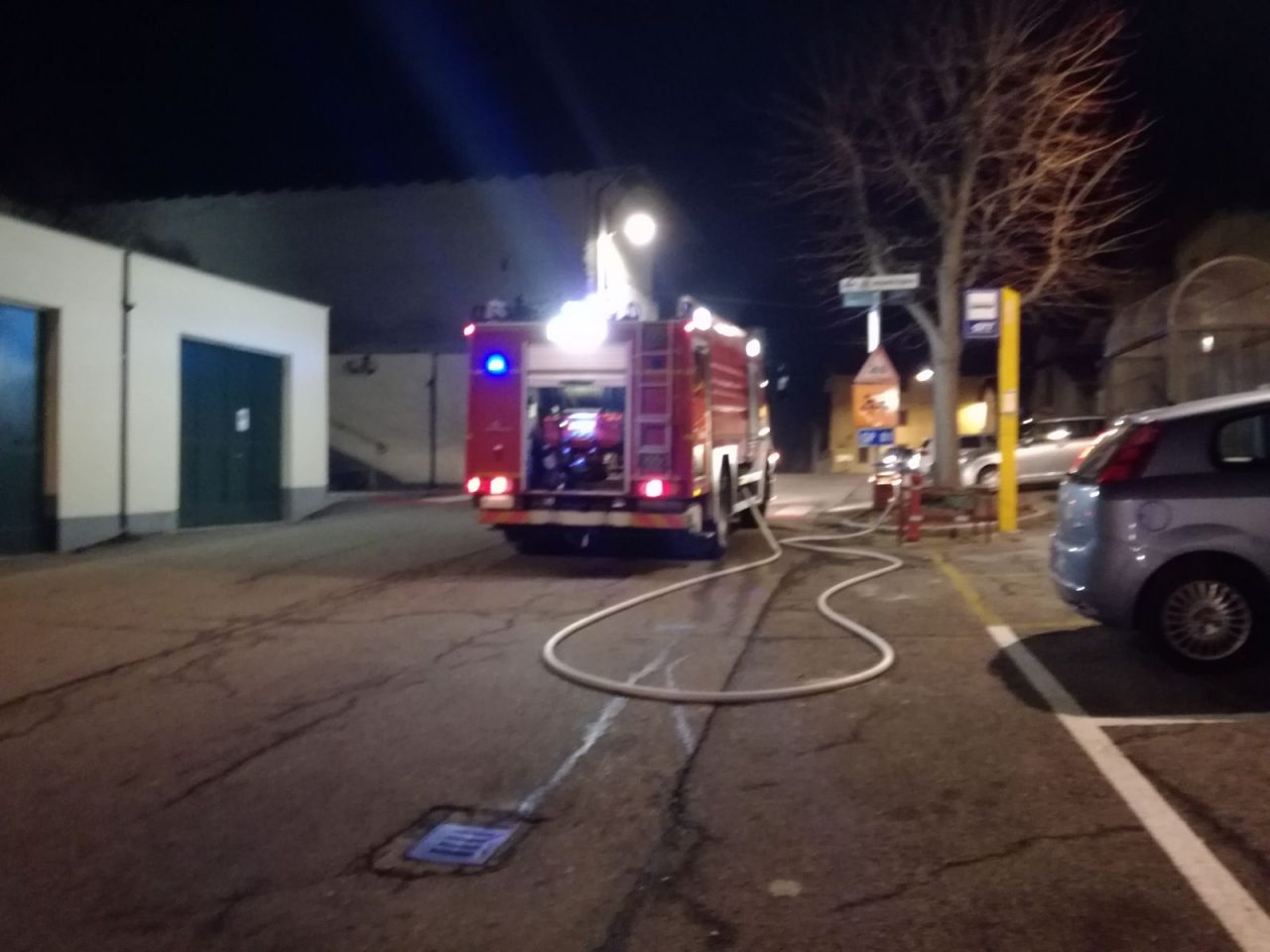Incendio cascina il tetto distrutto