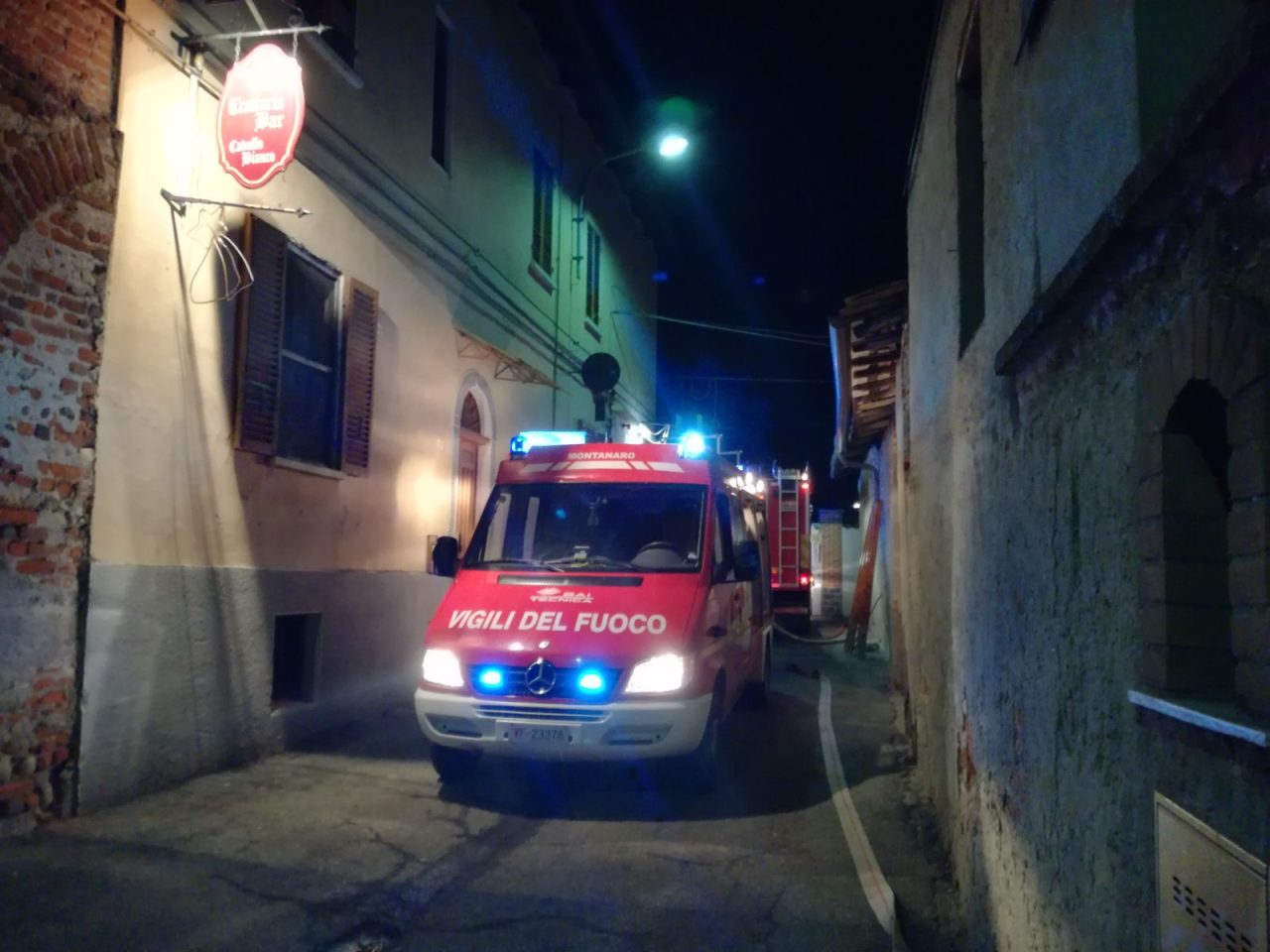 Incendio cascina il tetto distrutto