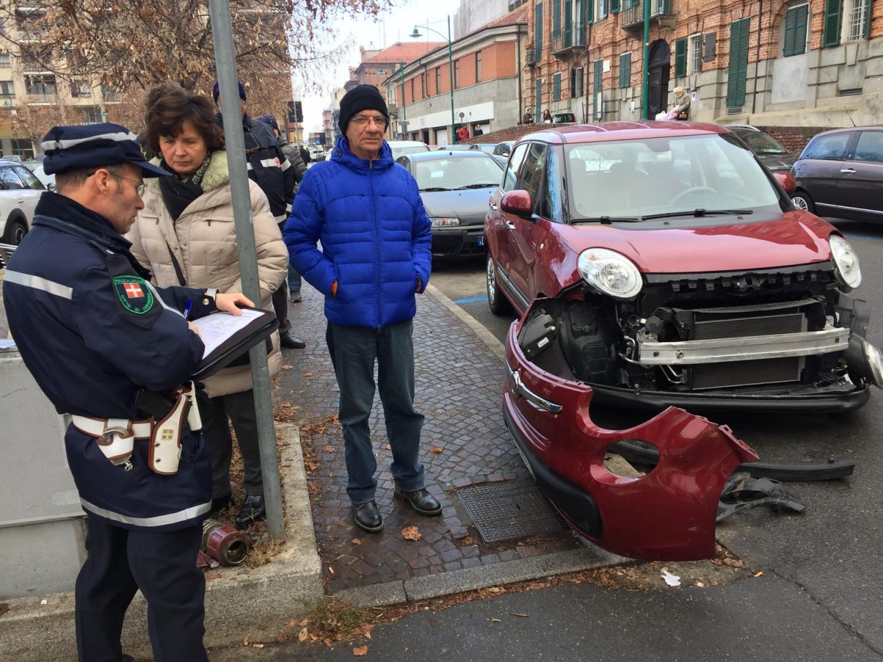 Auto parcheggiate male incidente