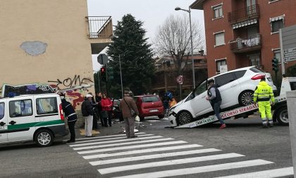 Scontro fra auto al semaforo traffico rallentato