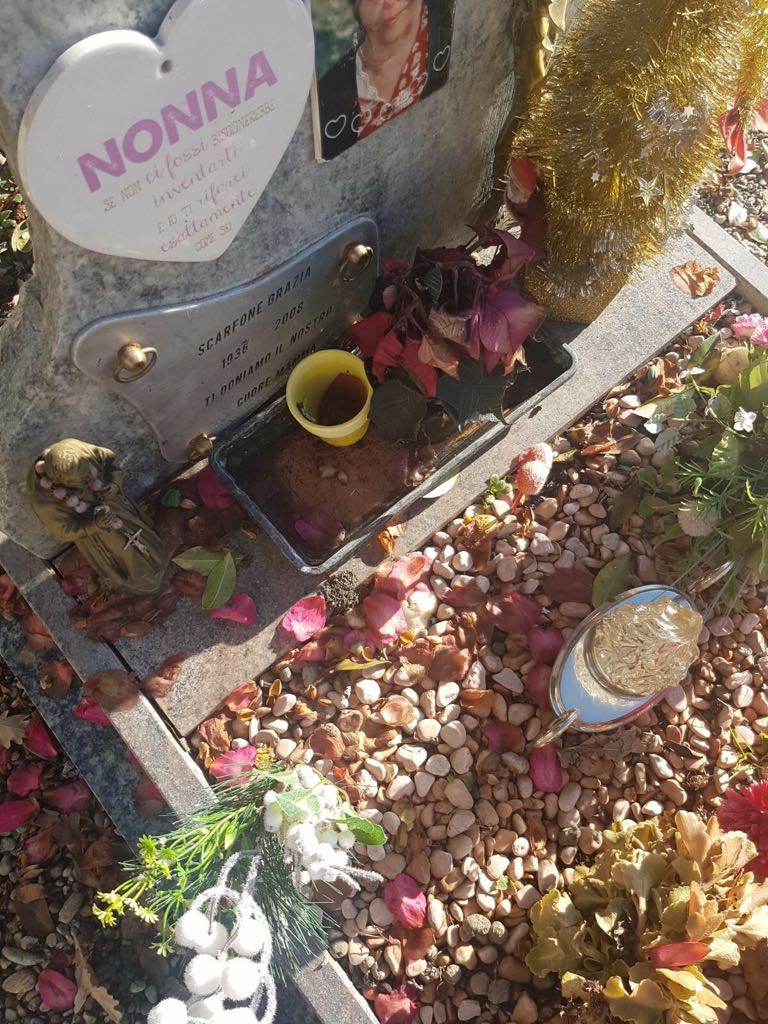 Rubano fiori al cimitero vergognoso