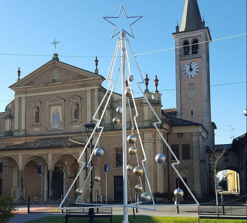 Albero di Natale in piazza diverso dal solito