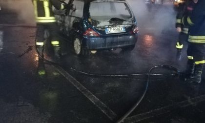 Incendio auto in centro LE FOTO