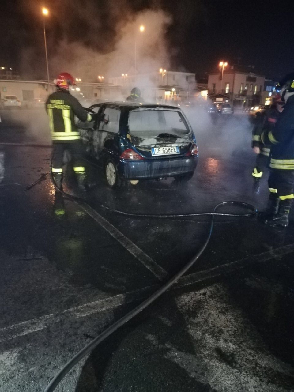 Incendio auto in centro LE FOTO