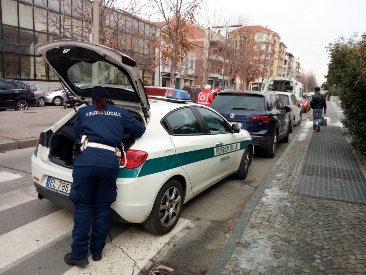 Donna caduta per ghiaccio su marciapiede
