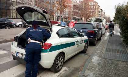 Donna caduta per ghiaccio su marciapiede