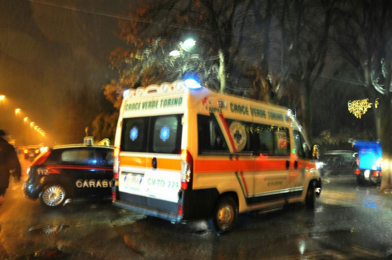 Bambina investita da furgone mentre attraversava la strada