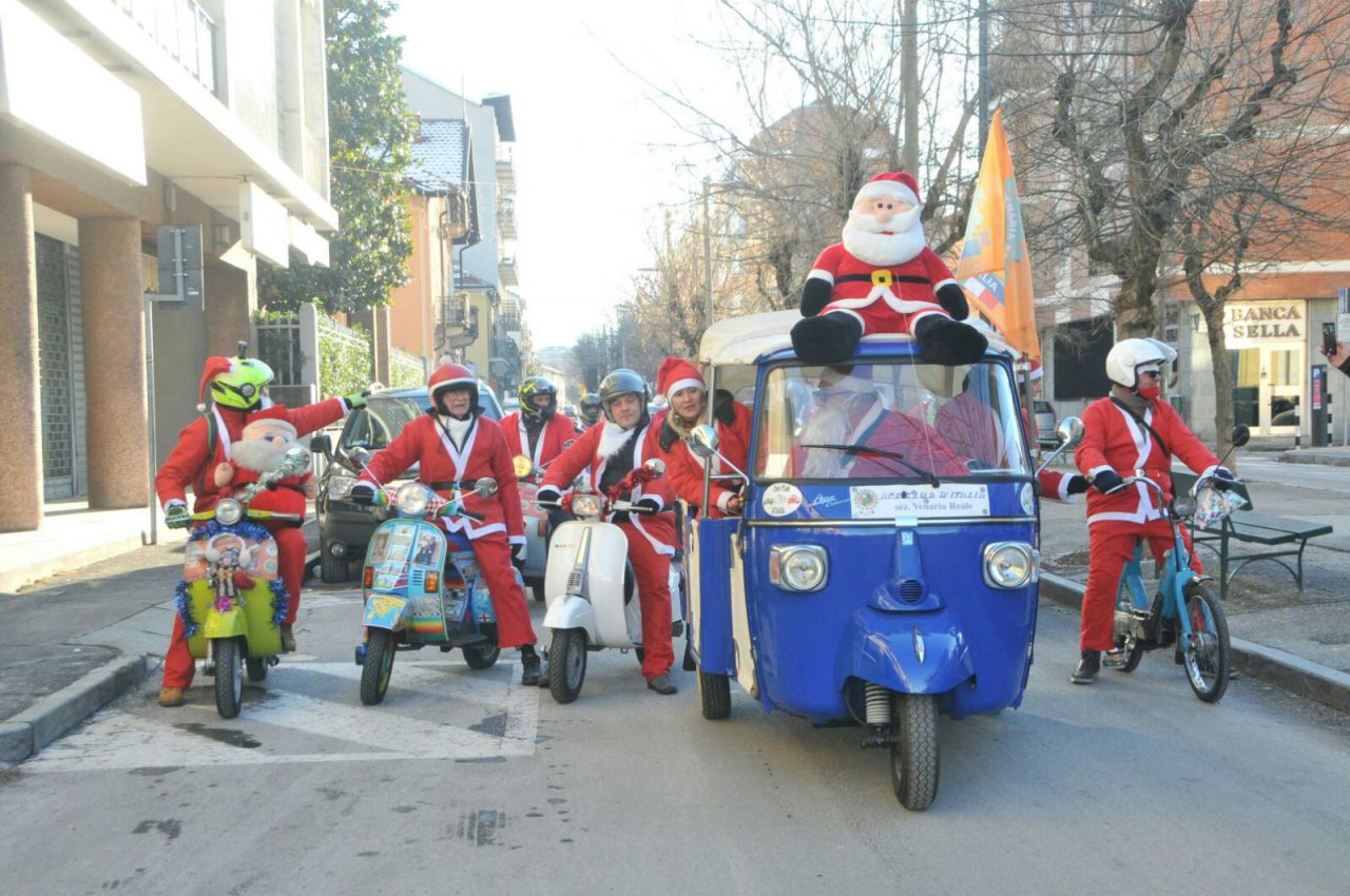 Babbi Natale in Vespa LE FOTO