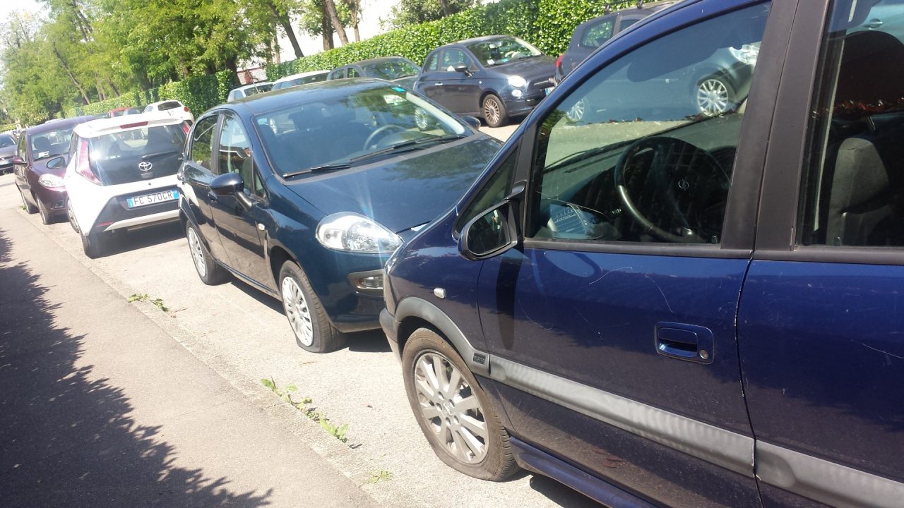 Gomme auto tagliate nei parcheggi