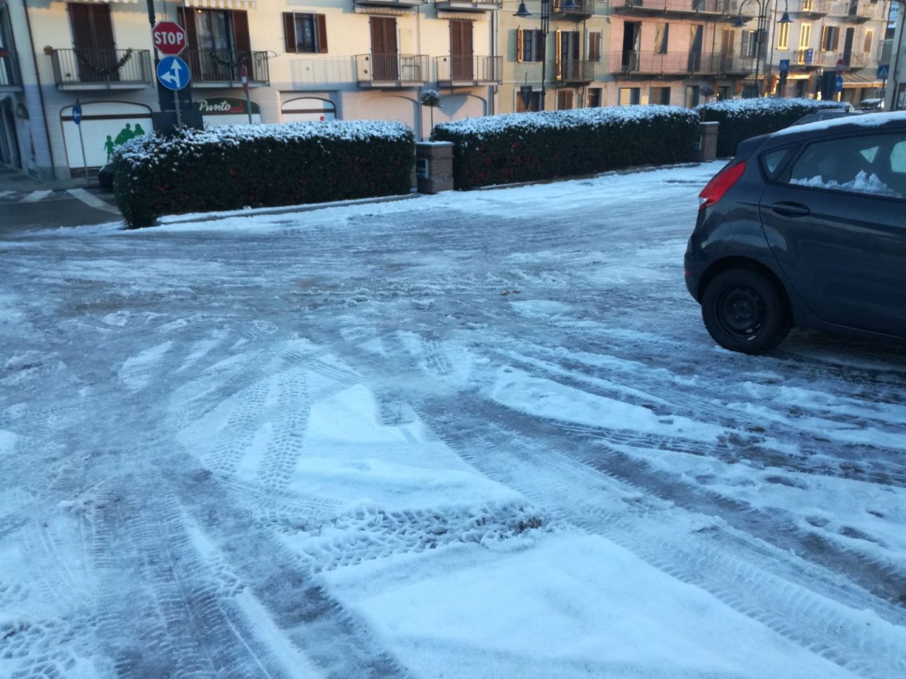 Piazza ghiacciata rischio cadute e incidenti