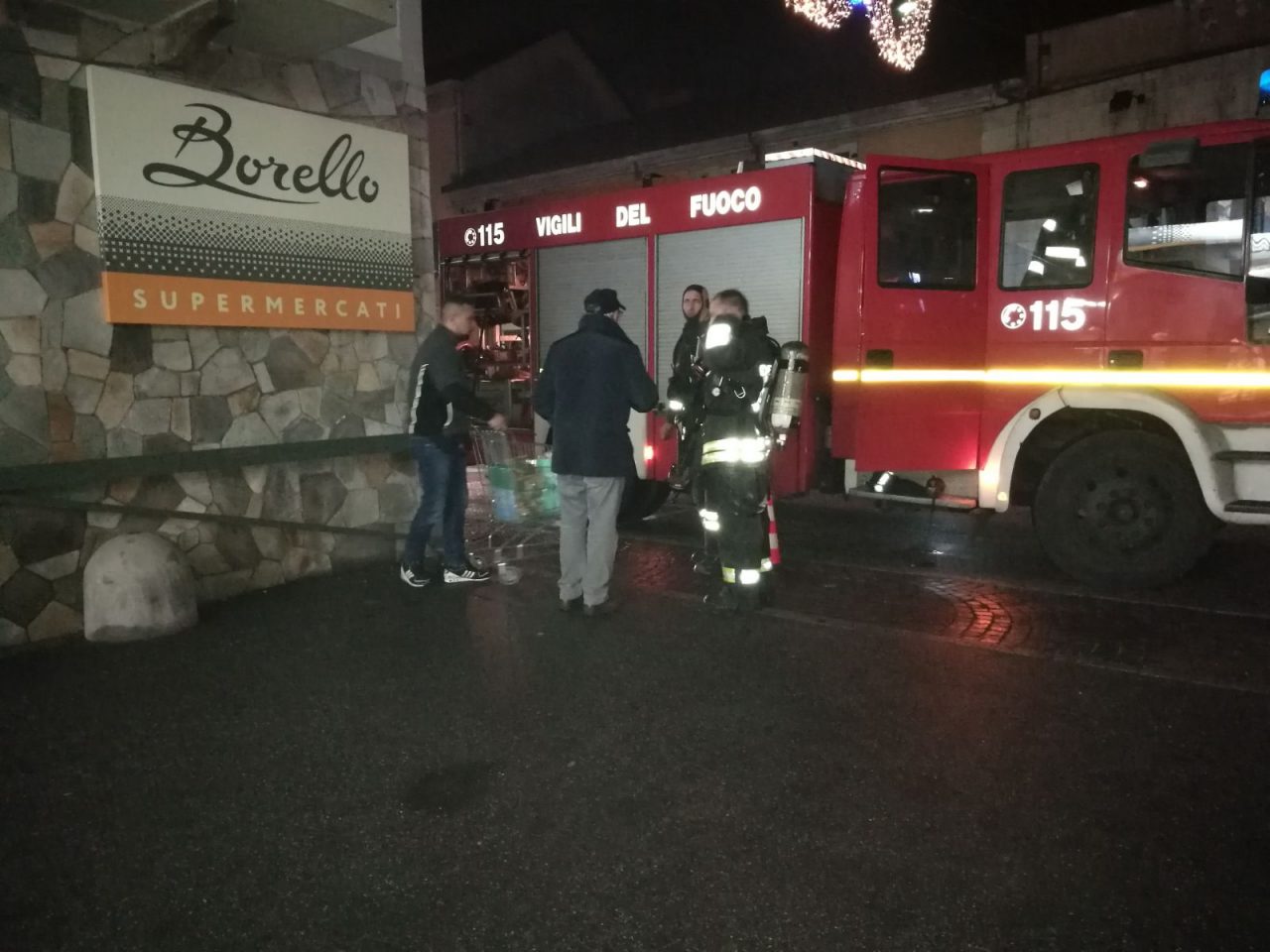 Incendio cantina accanto al centro commerciale IL VIDEO