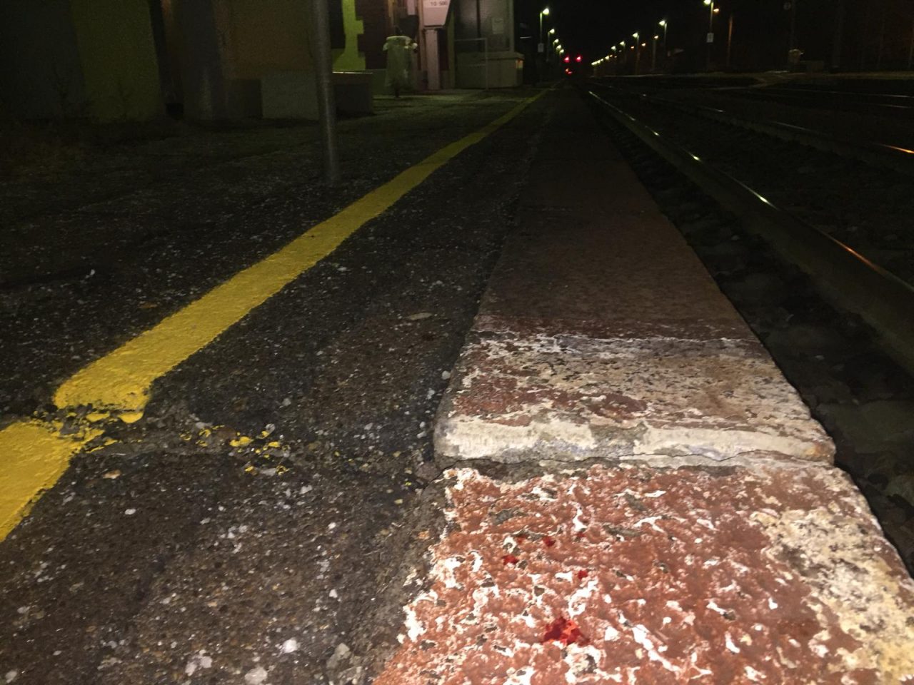 Si gettano sotto al treno a Domodossola a pochi metri di distanza. Uno è morto, l’altro gravissimo. Disagi sulla linea per il Novarese