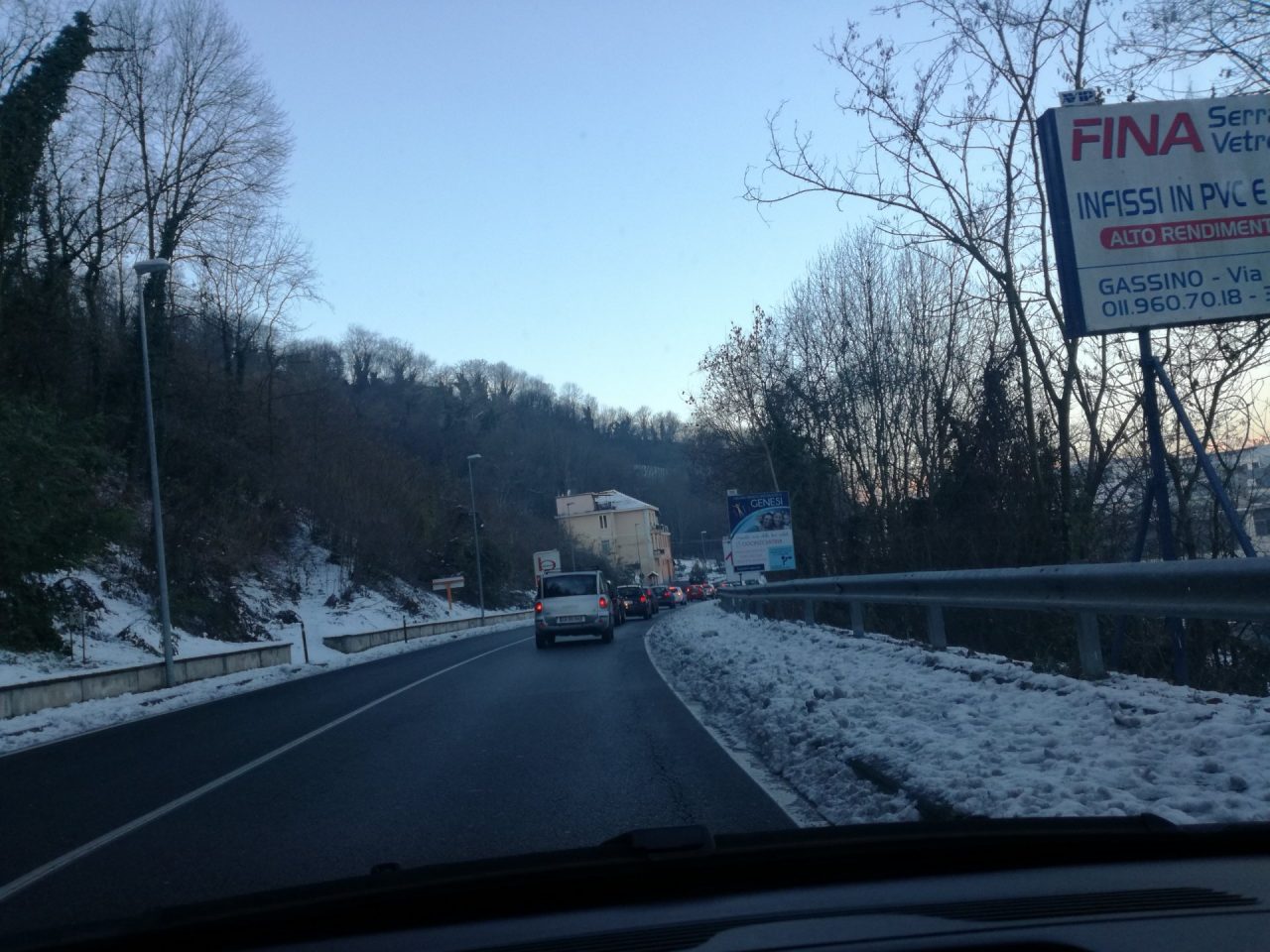 Auto in coda continuano i disagi per il ponte chiuso