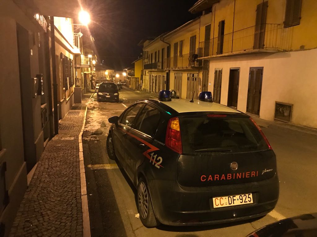 Uomo armato si barrica in casa IL VIDEO