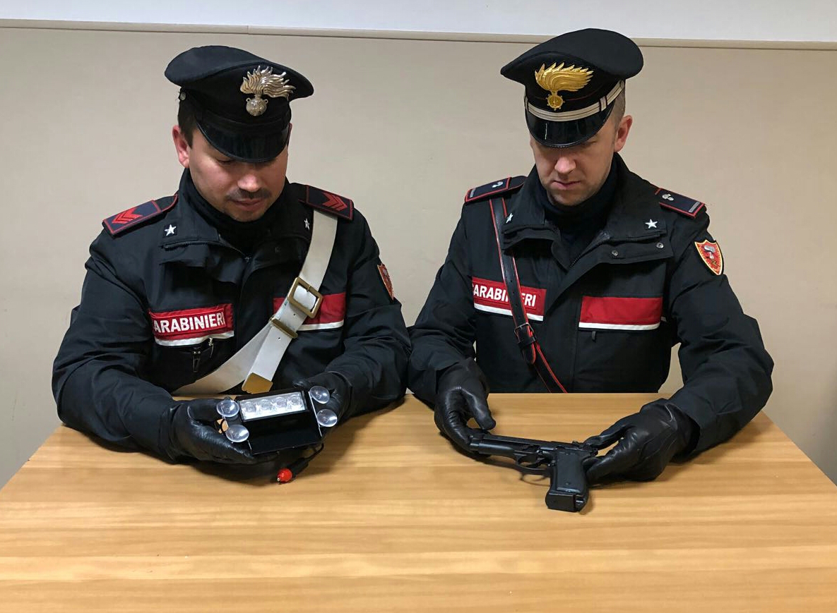 Lampeggiante blu e pistola a spasso per il paese