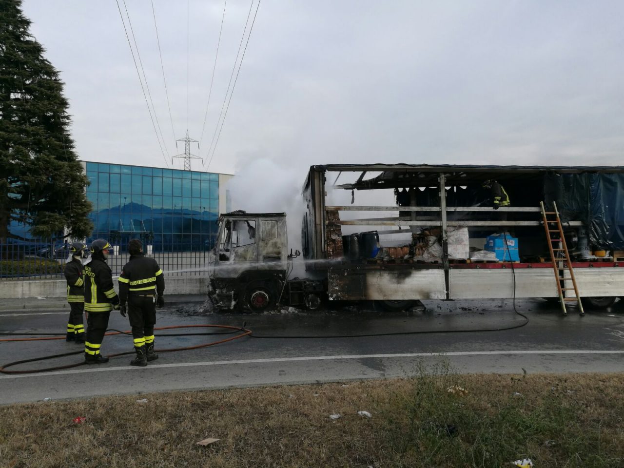 Tir brucia paura tra gli automobilisti I VIDEO