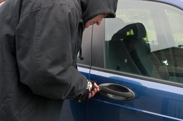 Forzano auto e rubano la borsa