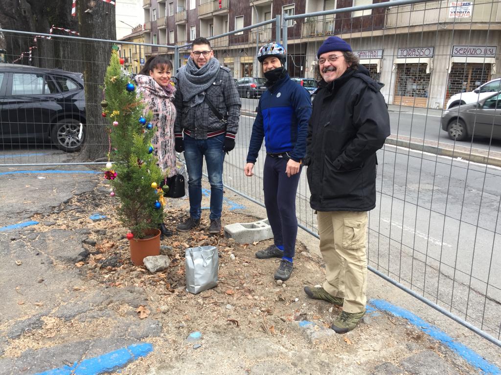 Tiglio abbattuto ambientalisti addobbano albero di Natale IL VIDEO