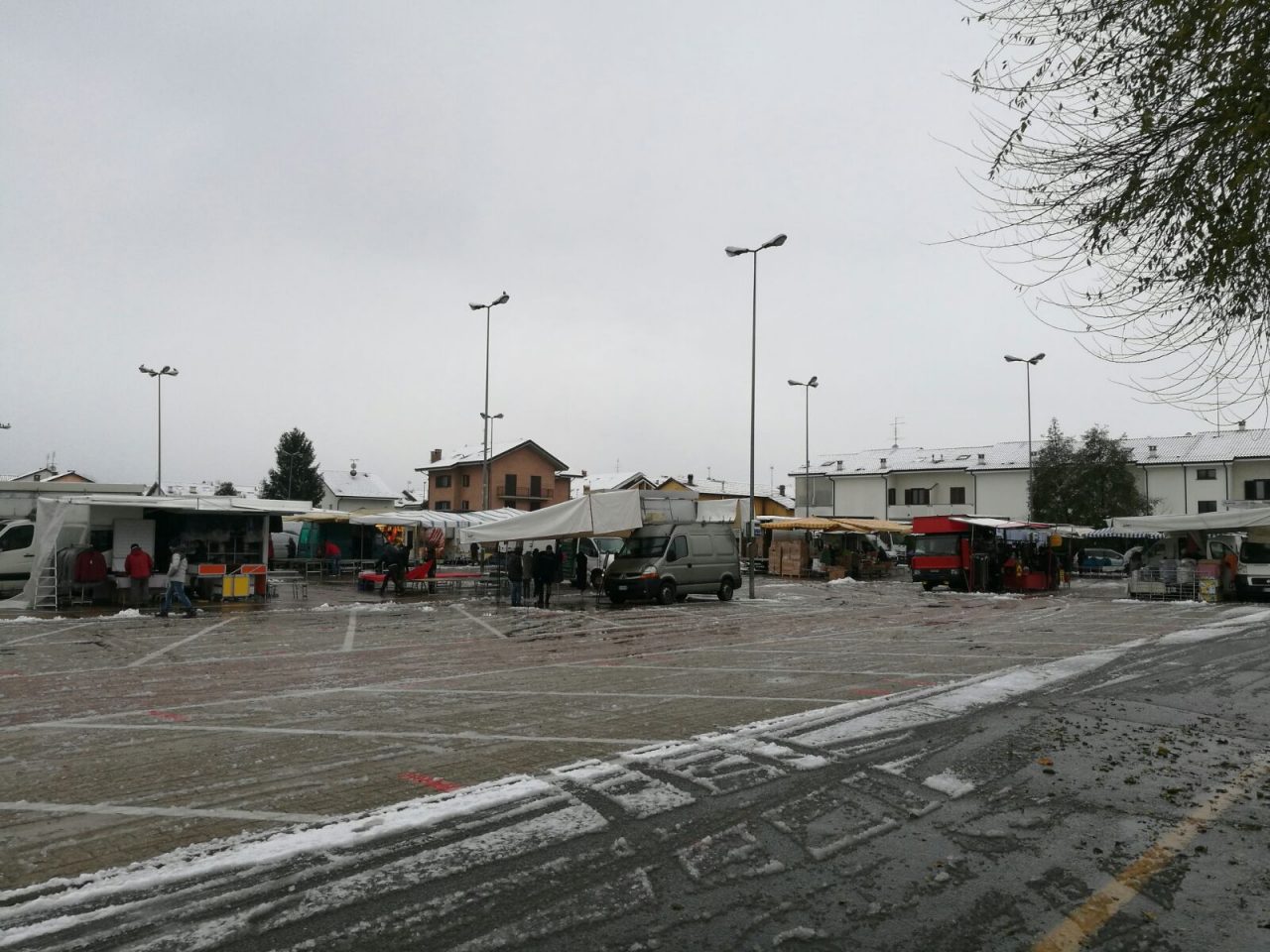 Mercato semideserto causa allerta neve