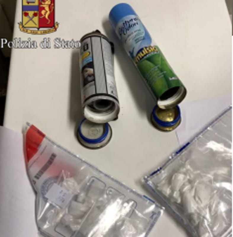 Bomboletta spray con cocaina arrestato pusher