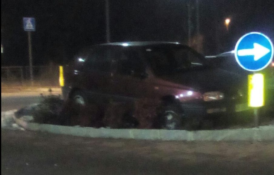 Auto parcheggiata nella rotonda