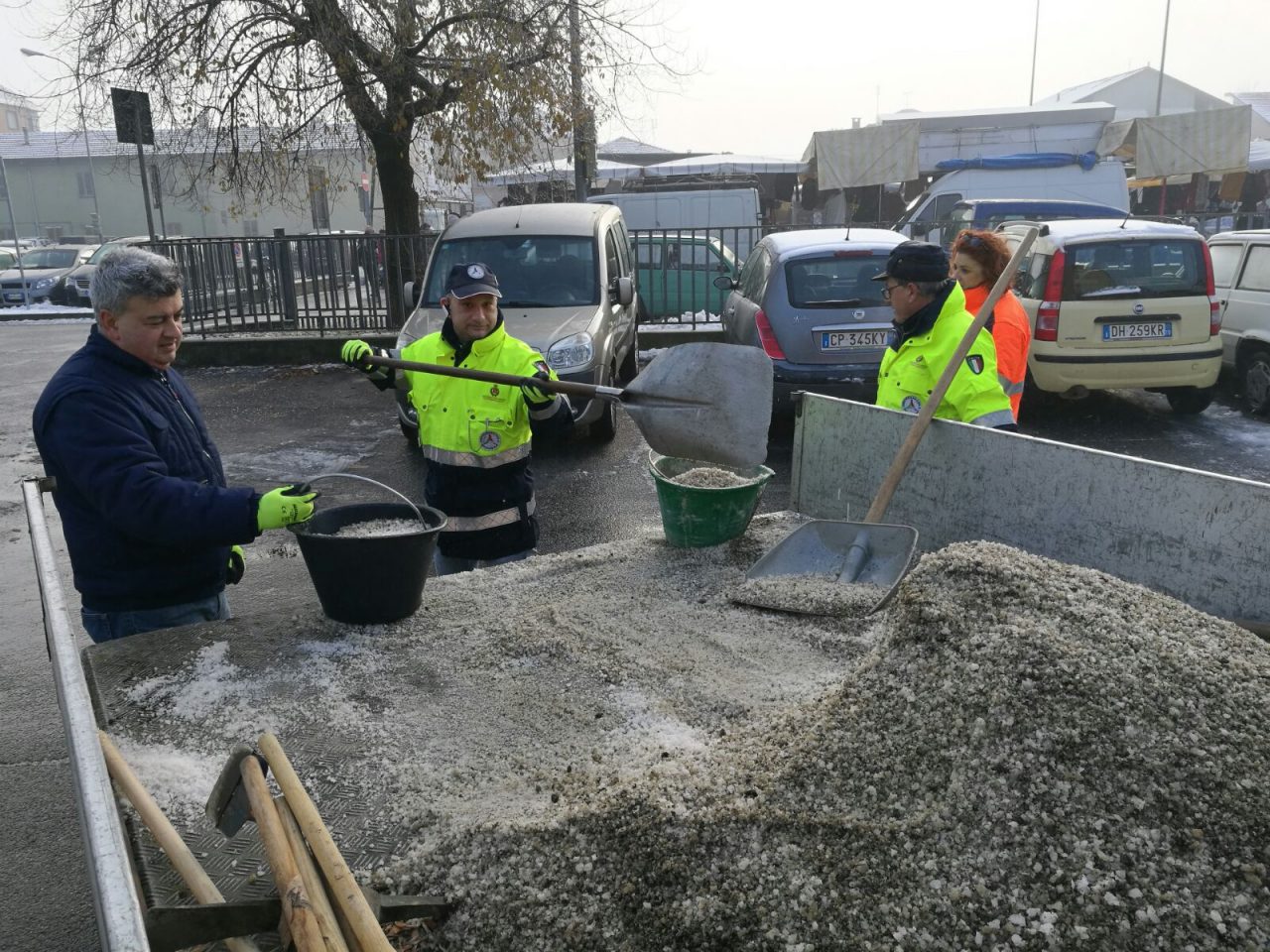 Strade ghiacciate la Protezione civile sparge sale LE FOTO
