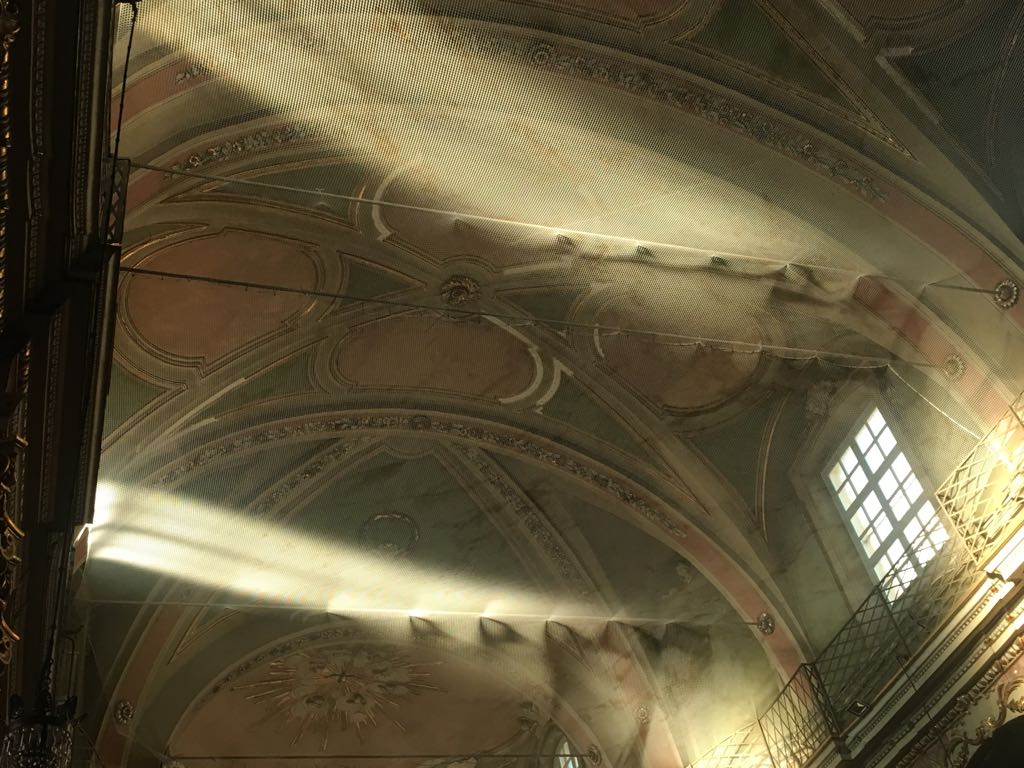 Crolla soffitto della chiesa emergenza
