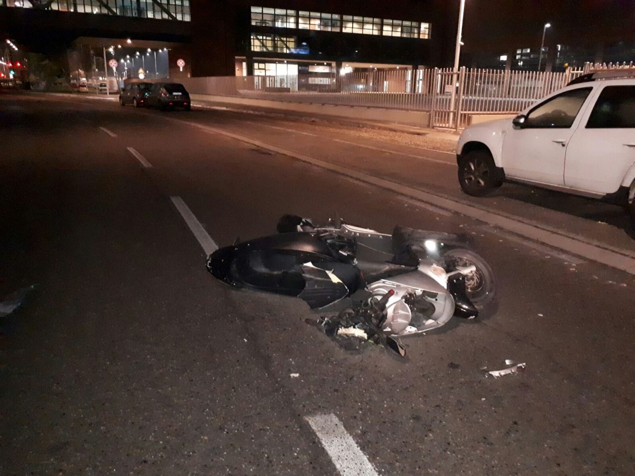 Schianto contro palo della luce morto motociclista