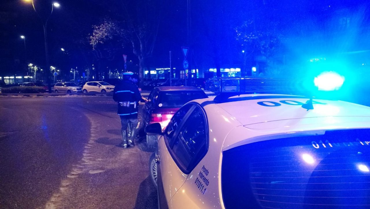 Scippato mentre cambiava la gomma dell’auto