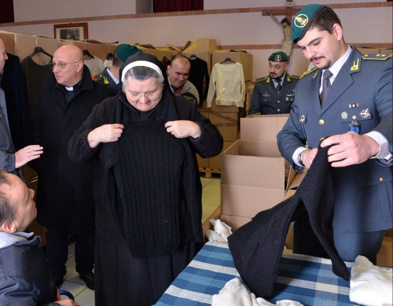 Abbigliamento sequestrato regalato ai poveri