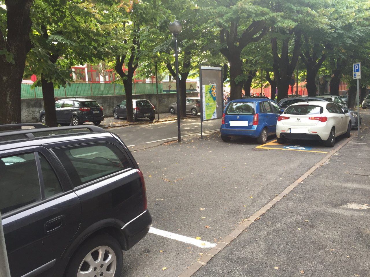 Parcheggiano nei posto dei disabili denuncia