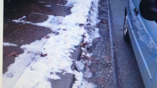 Polemica marciapiedi innevati