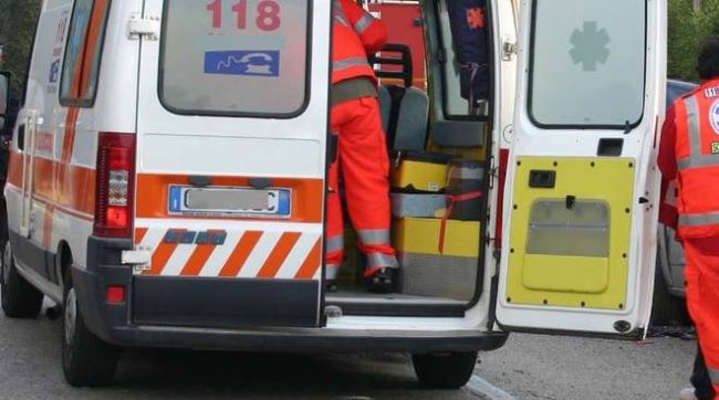 Si incastra la mano in un macchinario: un uomo finisce in ospedale