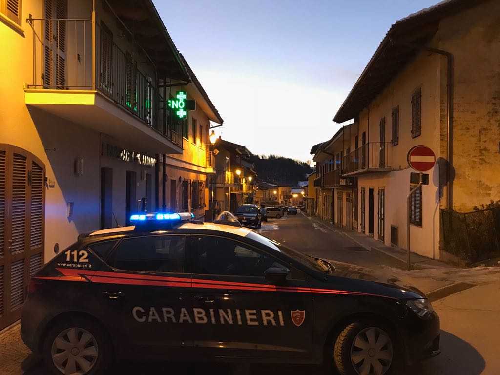 Uomo barricato in casa si arrende ai Carabinieri
