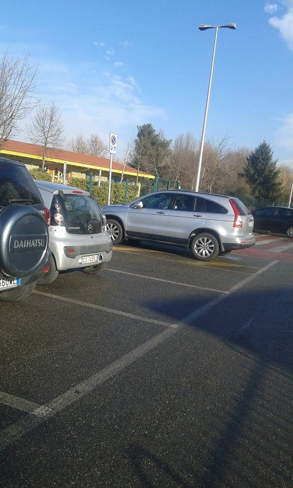 Disabili vietato parcheggiare fuori da scuola